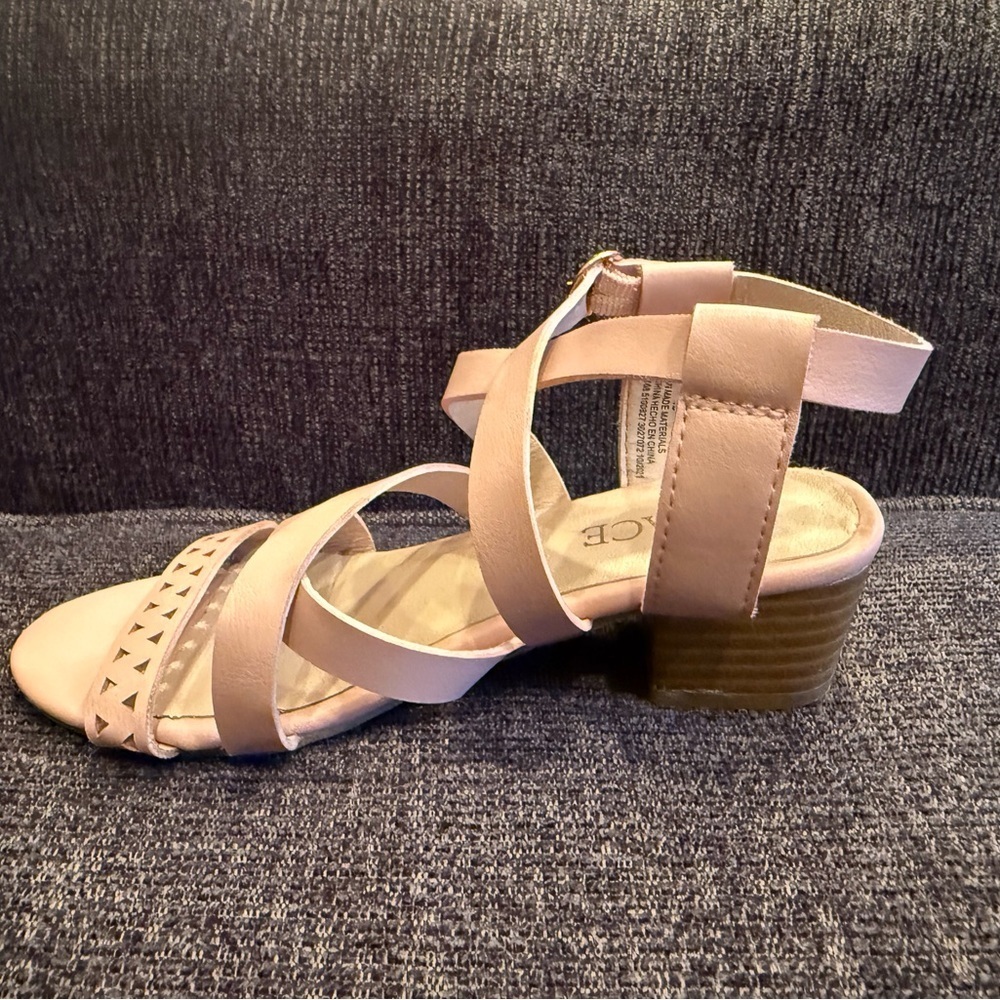 PLACE girls Elegant light pink Strappy Sandals/size 13
